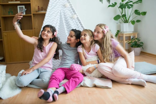 Có kiêng chụp ảnh 4 người không?